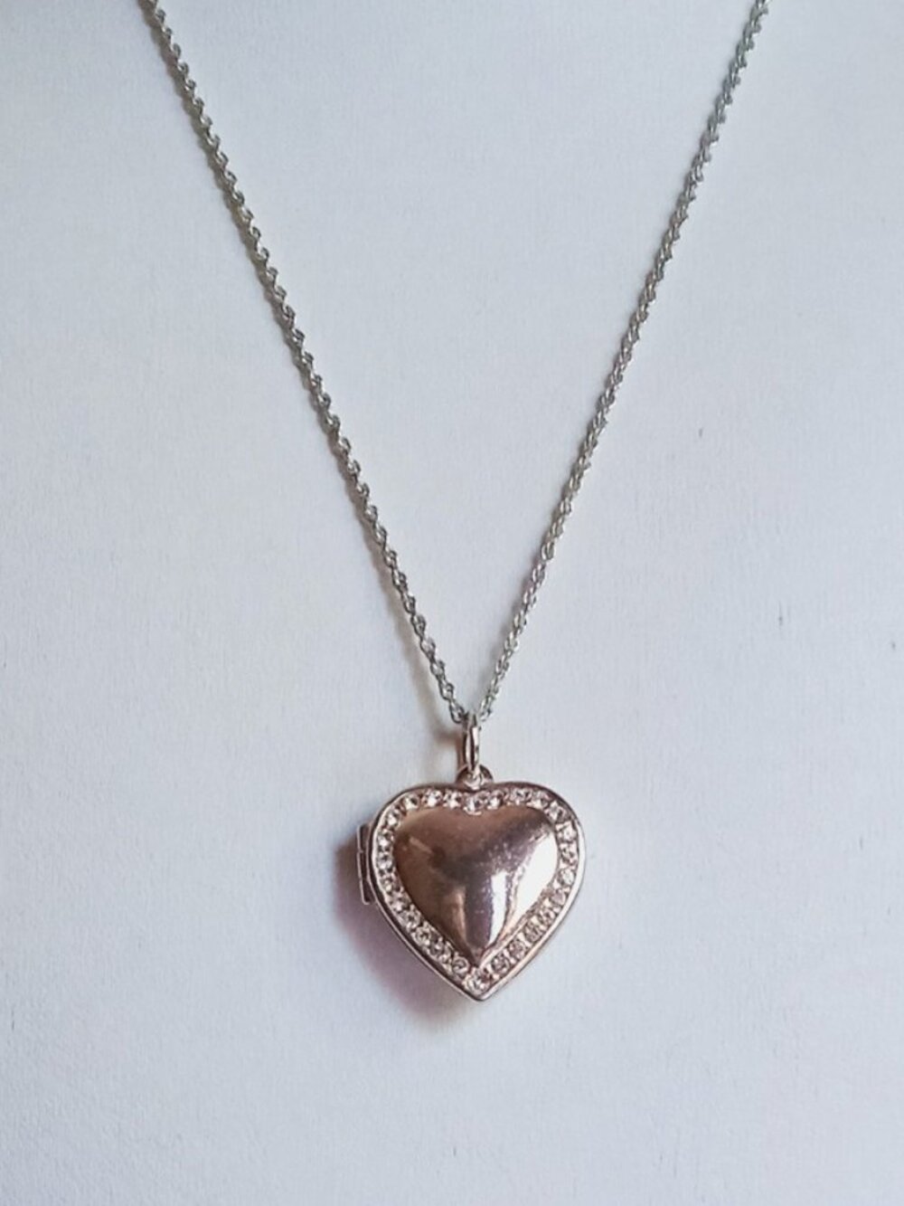 ✧✧✧❤︎ Vintage 2004 Avon "Rhinestone Halo" Heart Locket ❤︎✧✧✧ - Picture 6 of 16
